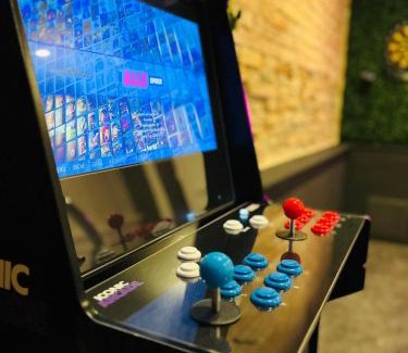 Region Hannover District House | OVERNIGHT No4 - Arcade, Kino, Airhockey, Dart