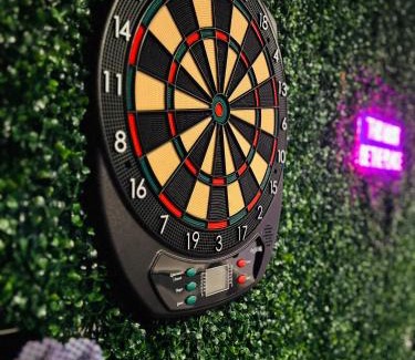 Region Hannover District House | OVERNIGHT No4 - Arcade, Kino, Airhockey, Dart