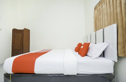 Probolinggo Hotel | OYO 1642 Penginapan Anggrek Syariah 2