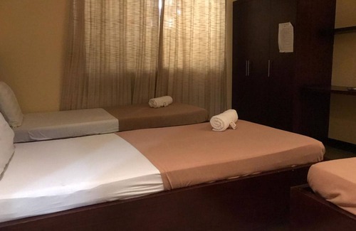 Barangay 16 Hotel | OYO 762 Laurien Hotel