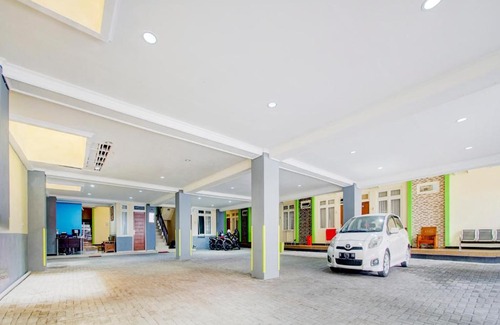 Malang Hotel | OYO 90217 Cmb 37 Guest House