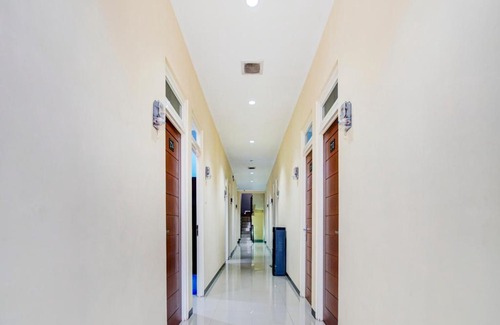 Malang Hotel | OYO 90217 Cmb 37 Guest House