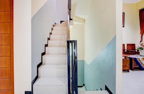 Malang Hotel | OYO 90217 Cmb 37 Guest House