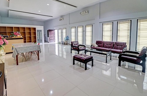 Jambi Hotel | OYO 92057 Reny Kost Syariah