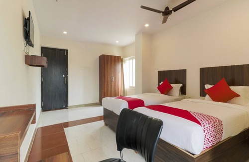Benz Circle Hotel | OYO Flagship 16390 Chukkapalli Chambers