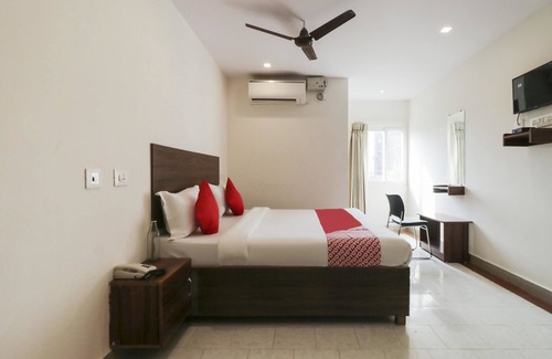 Benz Circle Hotel | OYO Flagship 16390 Chukkapalli Chambers