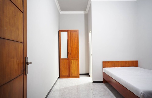 Lumajang Hotel | OYO Life 93045 Kost Putra Bu Ketut