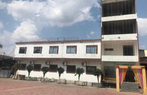 Shujalpur Hotel | OYO Nirmal Shree Garden