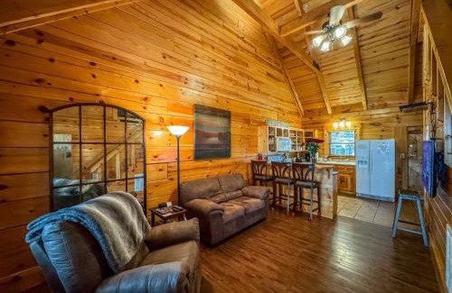Bismarck House | Ozark Cabin 9 miles to DeGray Lake Private Hot Tub Fishing on Site