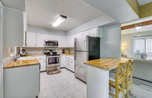 Holiday Island House | Ozark Mountain View Retreat w/Hot Tub!