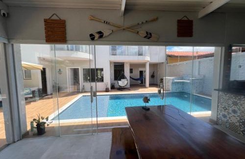 Florida House | Pé na areia à 50m da Praia com Piscina, Churrasqueira, 5 quartos e 3 Vg de garagem,