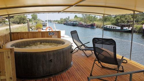 Aigues-Mortes Boat Rental | PÉNICHE authentique tout confort