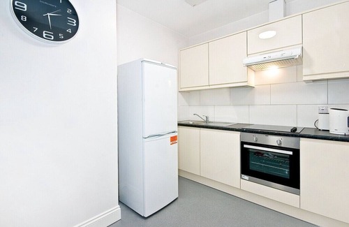 Temple Apartment | P4E Double Room Private Shower Wifi Air Con