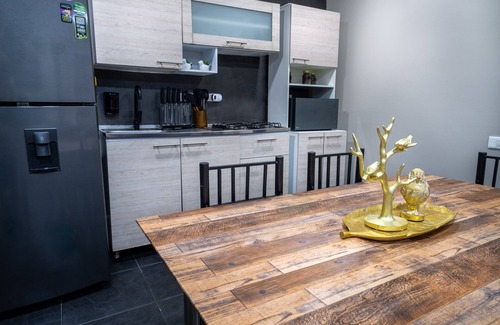 El Poblado Apartment | p6, 6 bedroom and Jacuzzi 1 block from LLeras park