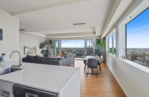 Christchurch City Centre Cottage | Pacific Panorama - Christchurch Holiday Apartment