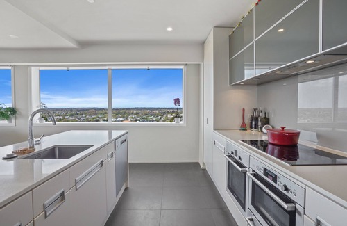 Christchurch City Centre Cottage | Pacific Panorama - Christchurch Holiday Apartment