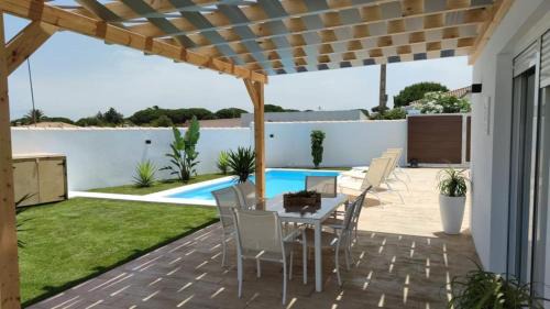 Chiclana de la Frontera House | PALAPA GARDEN alojamientos, piscina privada y cerca del mar