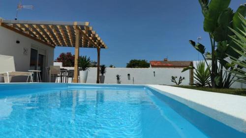 Chiclana de la Frontera House | PALAPA GARDEN alojamientos, piscina privada y cerca del mar