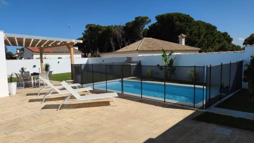 Chiclana de la Frontera House | PALAPA GARDEN alojamientos, piscina privada y cerca del mar