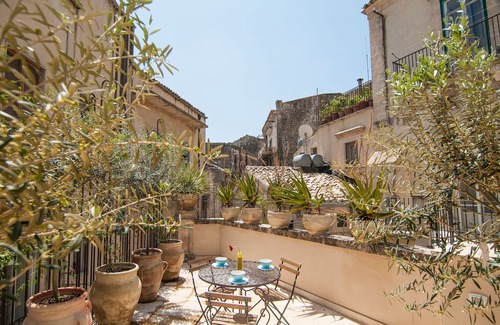 Modica Apartment | Palazzo degli Olivi - The Jasmine Terrace in the monumental area of Modica