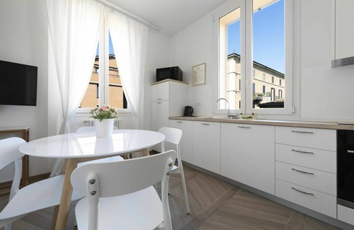 San Donato-San Vitale Apartment | Palazzo Pedretti 101, Cozy Apt Close To Centre By Halldis