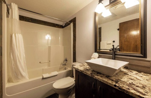 Golden Cabin | Palliser Lodge