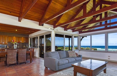 North Avoca House | Palm Cove - Absolute Beachfront North Avoca