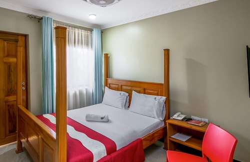 Kampala House | Palm Gardens and Guest House