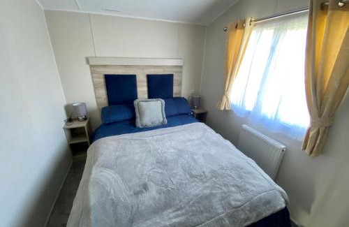 Chapel Saint Leonards Resort | Palm Grove 133 - pet friendly, WiFi close to beach and clubhouse - Golden Palm Resort - Meadow Lakes Caravan & Lodge Hire