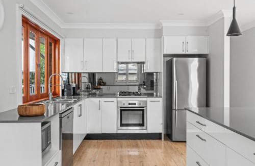 Avoca Beach House | Palm Paradise Near the Beach