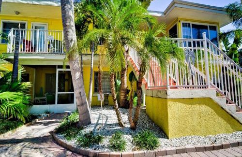 Clearwater Beach Apartment | Palm Place 2 - Coconut Palm Beach getaway 623