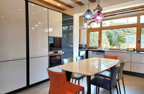 Seogwipo City House | Palm Tree Villa. 외돌개, 올레시장,천지연폭포 인접