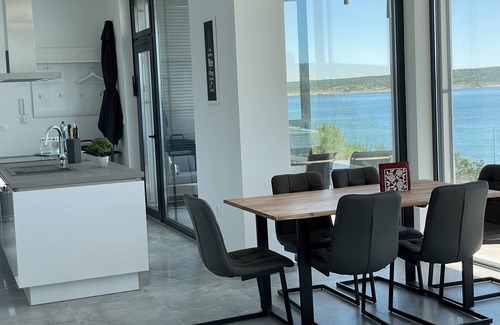 Maslenica Apartment | Palms & Beach Maslenica - right by the sea with jetty