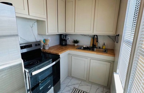 Cherry Street Apartment | Pamela - Private, gated