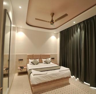 Sangole Hotel | Pandharipuram Palace