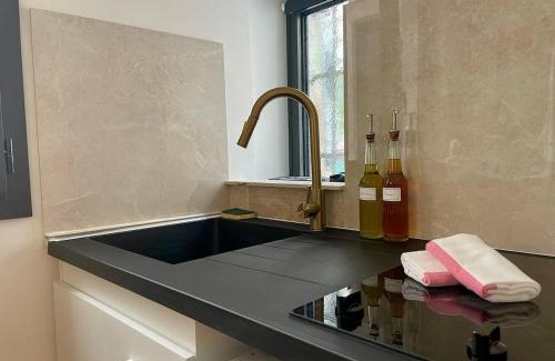Sete Apartment | "Pandora" Studio Romantique, Baignoire,Clim, Wifi
