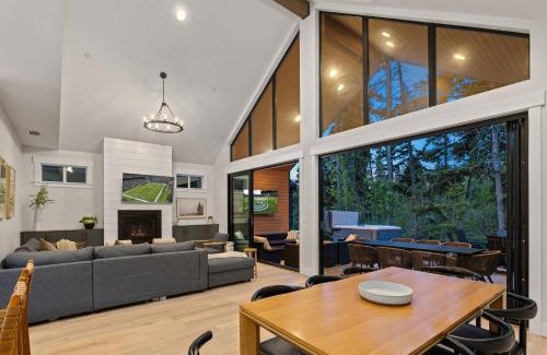 Roslyn House | Panorama Pines in Suncadia- Hot Tub, BBQ, Firepit, Outdoor Seating, Fully Equipped Kitchen, Smart TVs, Hi-speed Wi-Fi