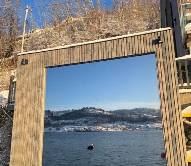 Oystese Apartment | Panoramaresort in Hardangerfjorden leilighet i sjøkanten ved Hardangerfjorden for 7 personer boat , sauna,kajak, SUP for rent