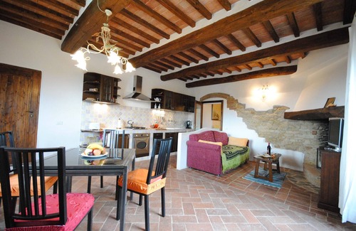 Radicondoli Apartment | Panoramic apartment with terrace, pool and garden, just 5 km from the old town.