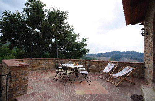 Radicondoli Apartment | Panoramic apartment with terrace, pool and garden, just 5 km from the old town.