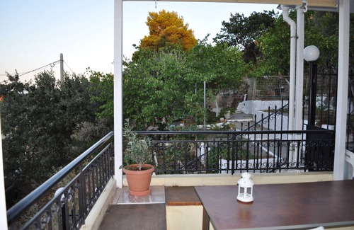 Markopoulo Mesogaias House | panoramic hill top house