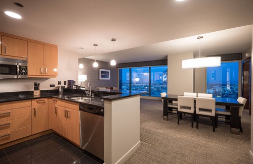 Las Vegas Resort | Panoramic Jacuzzi Suite - Center Strip - Projection Screen TV - Sleeps 14