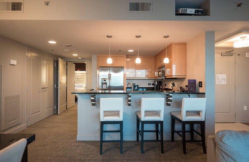 Las Vegas Resort | Panoramic Jacuzzi Suite - Center Strip - Projection Screen TV - Sleeps 14