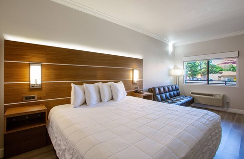 Sedona Hotel | Panoramic King Room with Fireplace & Mountain View – Retreat with Scenic Vistas
