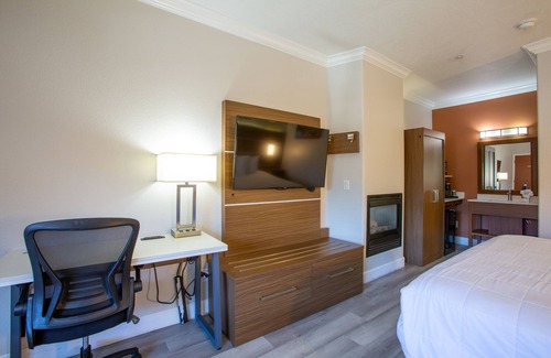 Sedona Hotel | Panoramic King Room with Fireplace & Mountain View – Retreat with Scenic Vistas