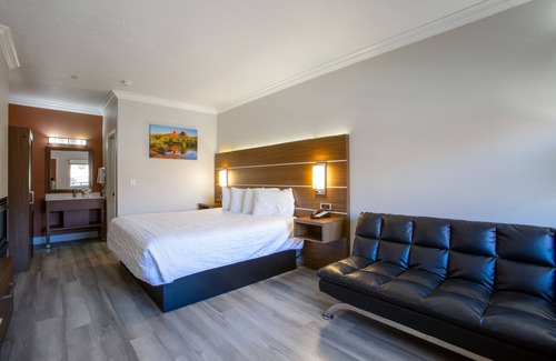 Sedona Hotel | Panoramic King Room with Fireplace & Mountain View – Retreat with Scenic Vistas