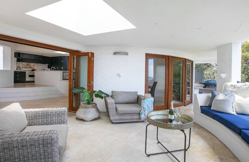 Killcare House | Panoramic ocean views and short walk to beach