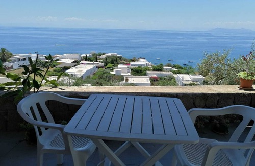 Panarea House | Panoramic seaside apartment in Panarea near beach