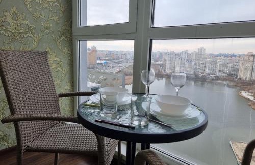 Pozniaky Apartment | Panoramic view Lebedinny flat
