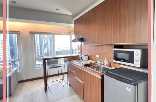 Bonifacio Global City Condo | Panoramic View of City 1BR | WIFI & NETFLIX | BGC